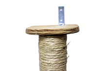 Cargar imagen en el visor de la galería, Rascador de Pared con Cuerda de Henequén (60 cm) – Cálicat
