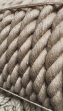 Cargar y reproducir el video en el visor de la galería, Rollo de Cuerda de Yute Natural 50 mm (2") – 100 kg
