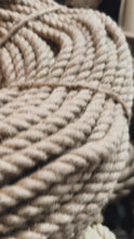 Cargar y reproducir el video en el visor de la galería, Rollo de Cuerda de Yute Natural 13 mm (1/2") – 40 kg
