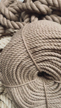 Cargar y reproducir el video en el visor de la galería, Rollo de Cuerda de Yute Natural 10 mm (3/8") – 25 kg
